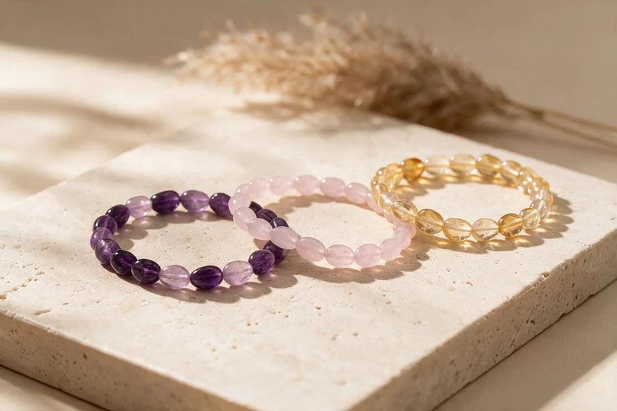 Bracelets en pierre roulée, sur travertin