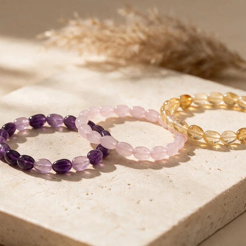 Bracelets en pierre roulée, sur travertin