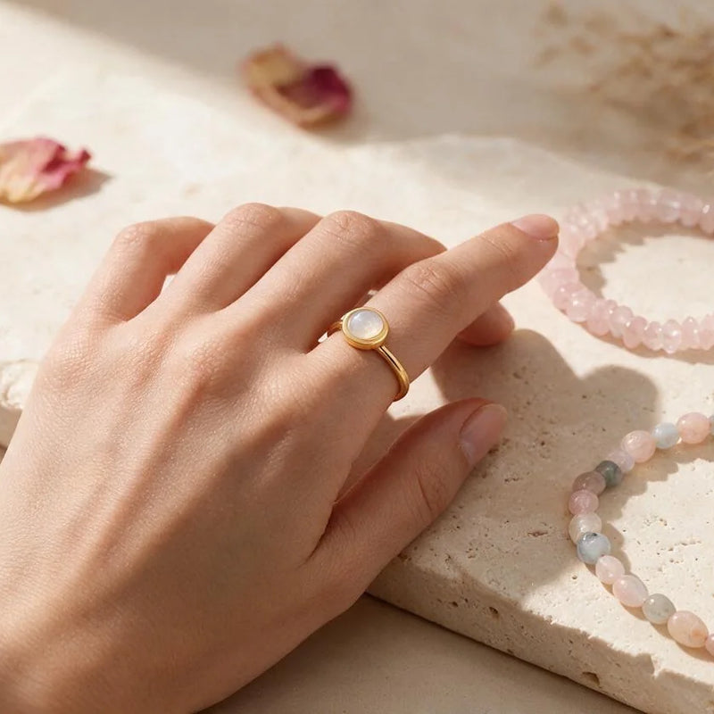 Bijoux et pierres de l'amour et de l'amitié, sur travertin