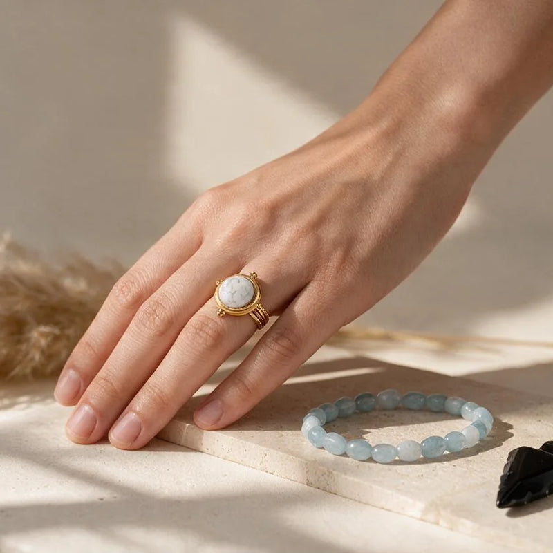 Bijoux et pierres anti-stress, sur travertin