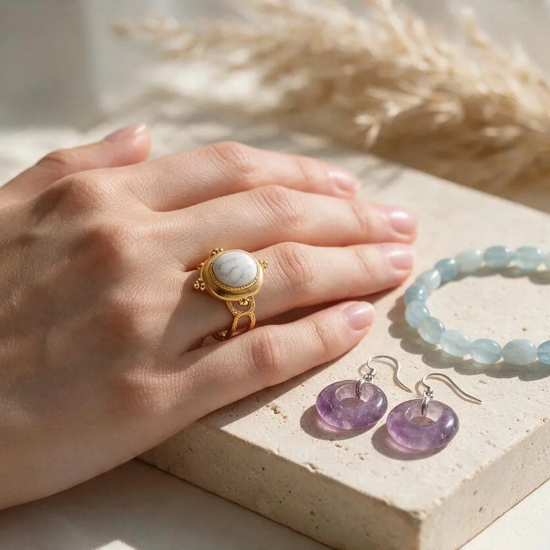 Bijoux et pierres bien-être, sur travertin
