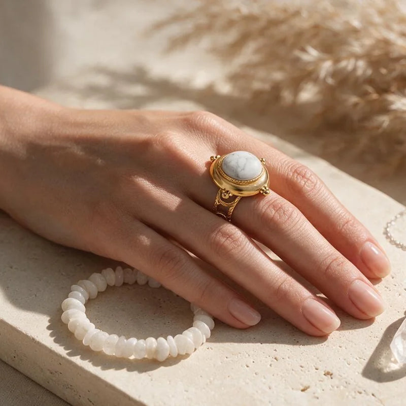 Bijoux en pierre blanche et transparente, sur travertin