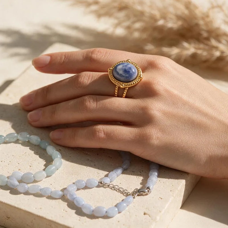 Bijoux en pierre bleue, sur travertin