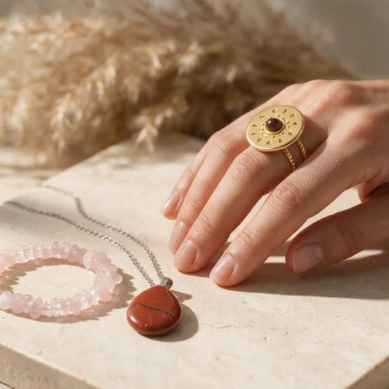 Bijoux et pierres pour la confiance en soi, sur travertin