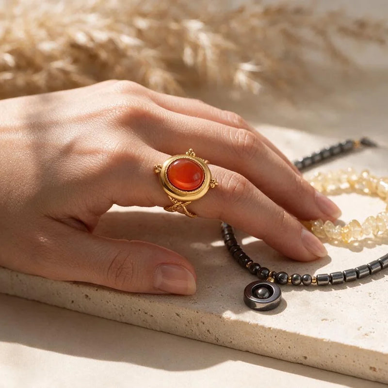 Bijoux et pierres énergie et vitalité, sur travertin