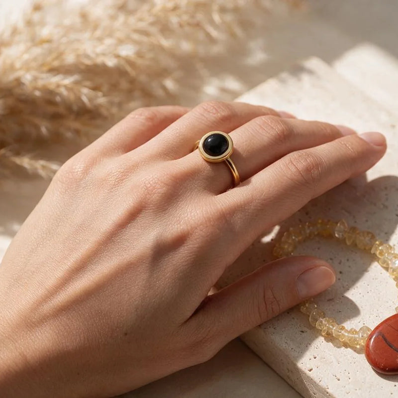 Bijoux et pierres de force et de courage, sur travertin