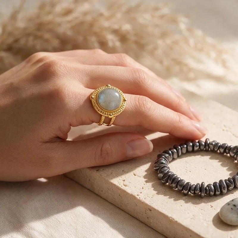 Bijoux en pierre grise, sur travertin