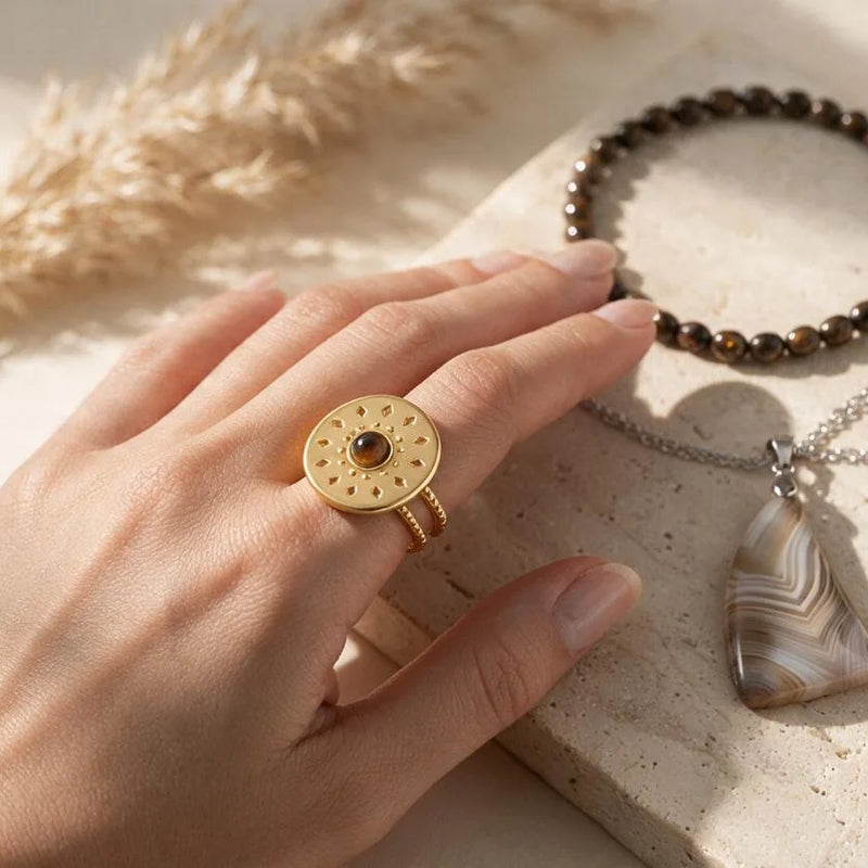 Bijoux et pierres marron, sur travertin