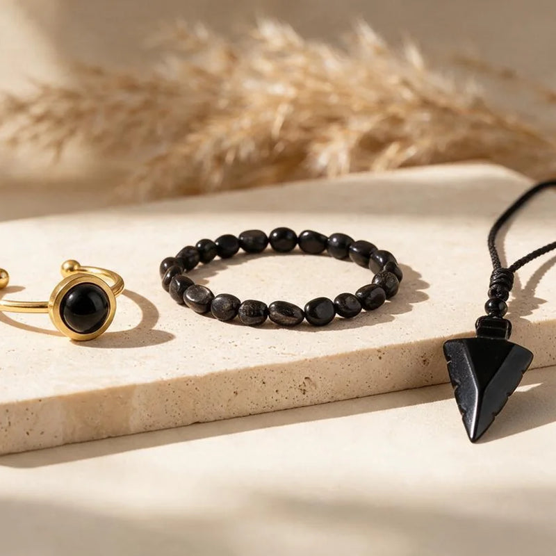Bijoux en pierre noire, sur travertin