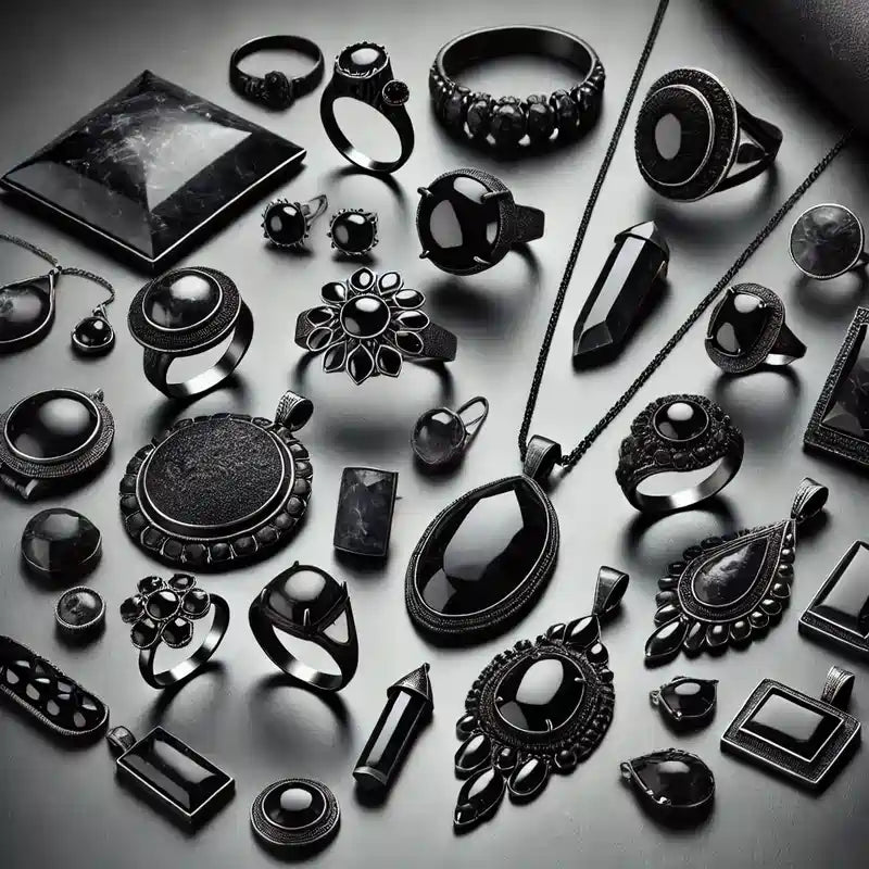 Collection de bijoux en pierre noire, comprenant pendentifs, bagues, boucles d'oreilles, colliers et bracelets pour un style sophistiqué et protecteur.