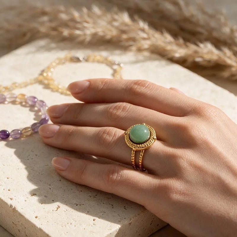 Bijoux porte-bonheur, pierre naturelle, sur travertin