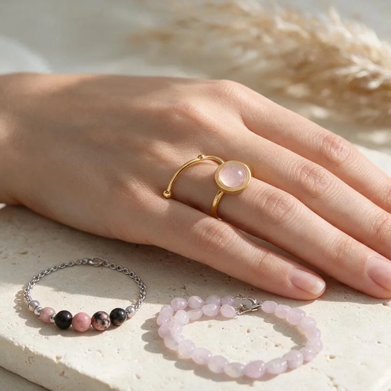 Bijoux en pierre rose, sur travertin