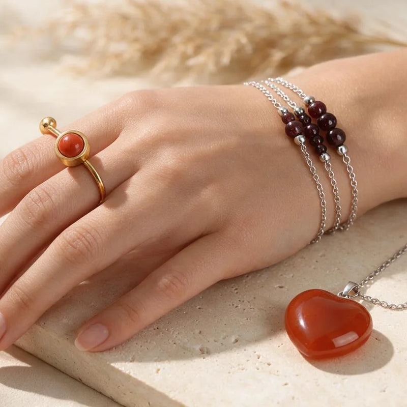 Bijoux en pierre rouge, sur travertin
