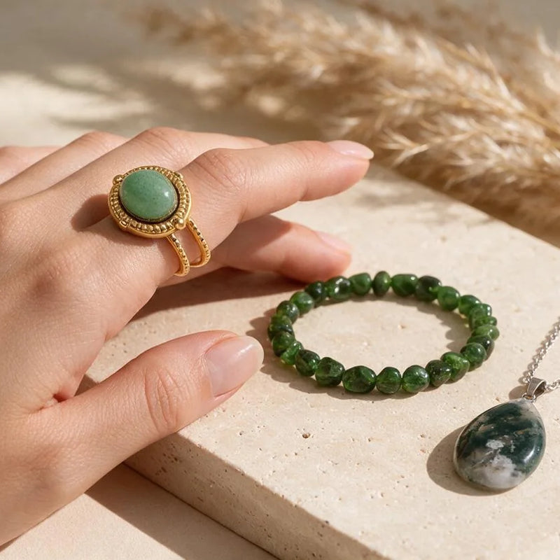 Bijoux en pierre verte, sur travertin