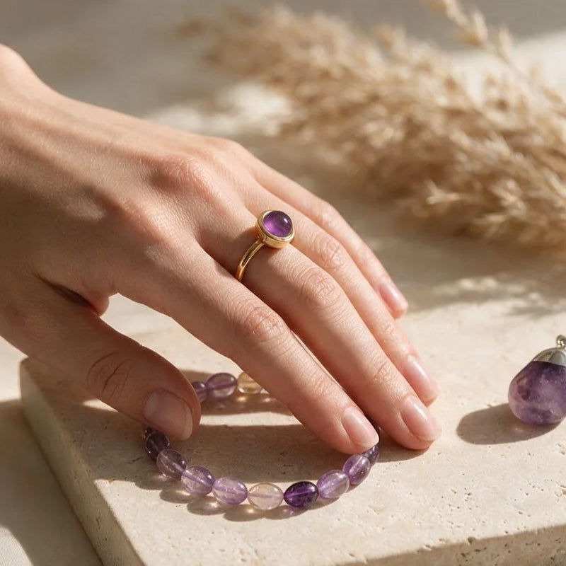 Bijoux en pierre violette, sur travertin
