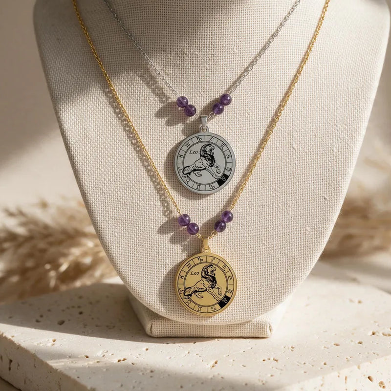Colliers signe astrologique Lion en argent et doré avec perles d'améthyste sur buste, sur travertin