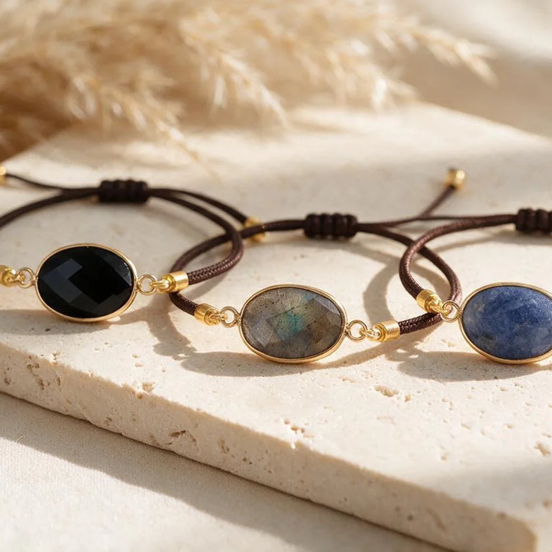 Bracelets cordon ÉCLIPSE®, pierre ovale facettée, sur travertin