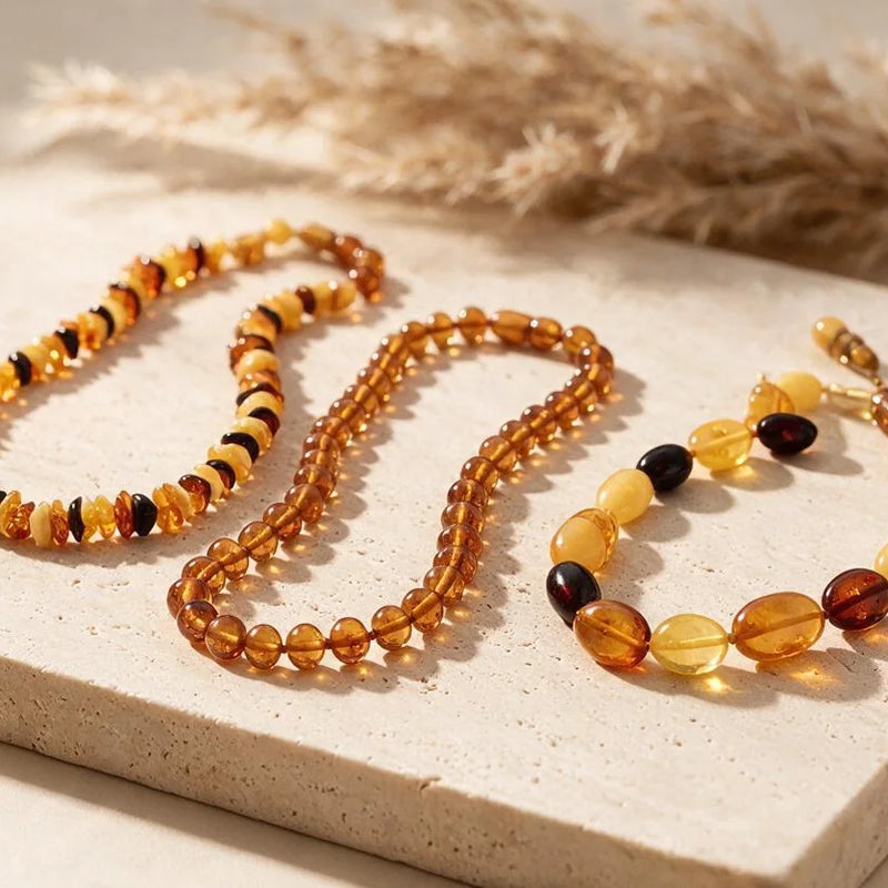 Collier ambre, pierre naturelle, sur travertin