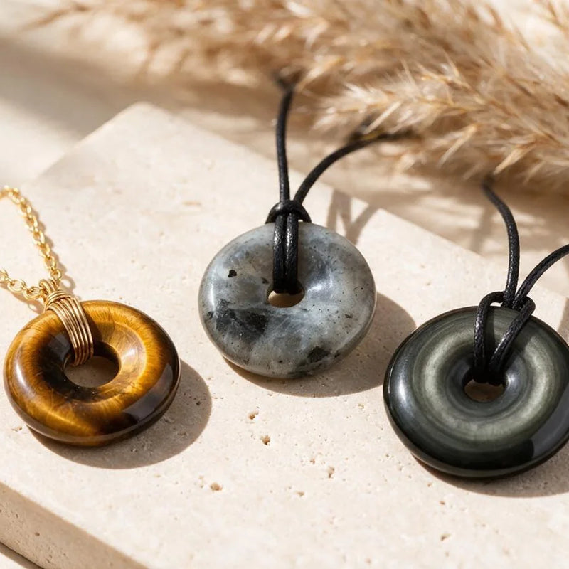 Pendentif et collier donut en pierre naturelle, sur travertin