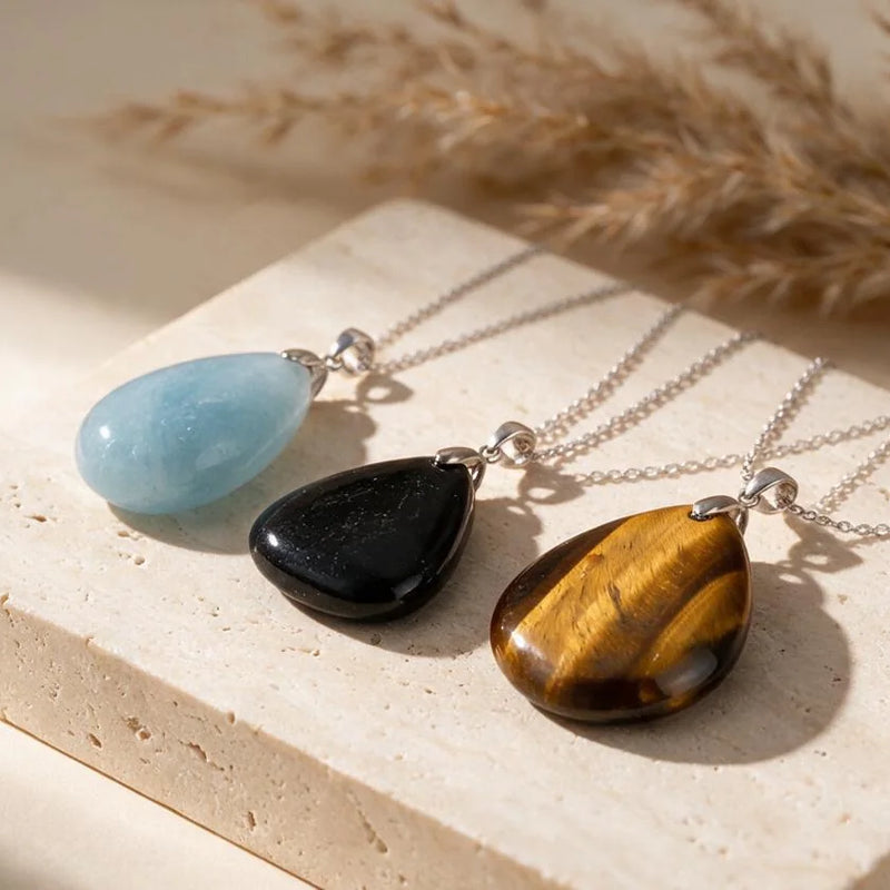 Pendentif goutte en pierre naturelle, sur travertin