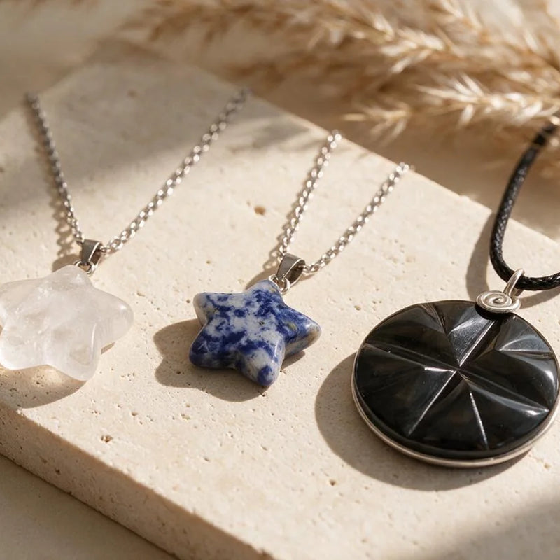 Pendentif étoile en pierre naturelle, sur travertin