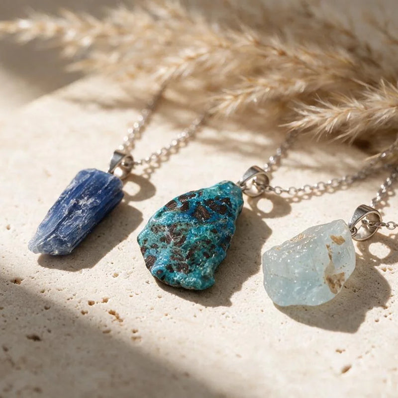Pendentif pierre brute naturelle, sur travertin