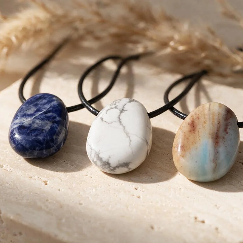 Pendentif pierre percée naturelle, sur travertin