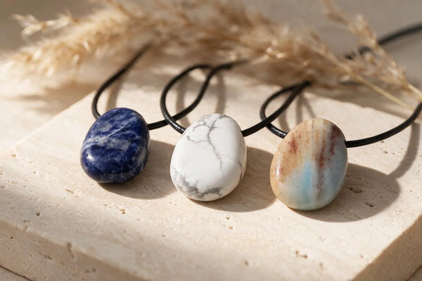 Pendentif pierre percée naturelle, sur travertin