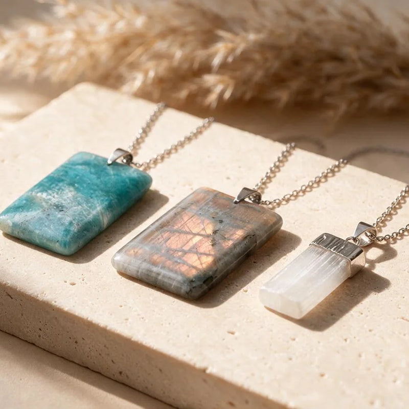 Pendentif pierre plate naturelle, sur travertin