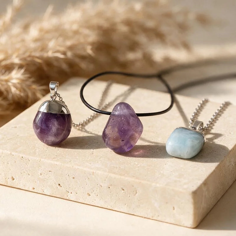 Pendentif pierre roulée naturelle, sur travertin