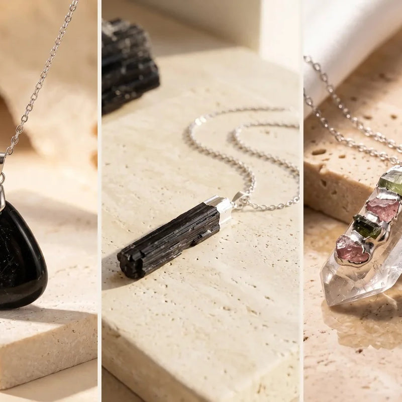 Pendentif tourmaline, pierre naturelle, sur travertin