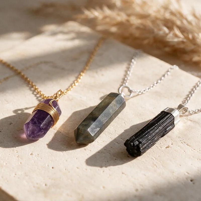 Pendentif pointe en pierre naturelle, sur travertin