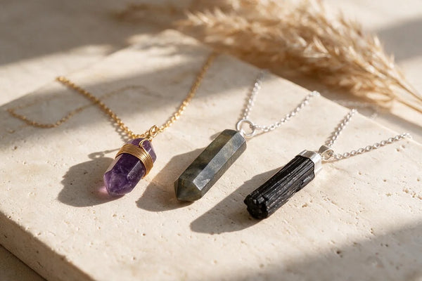 Pendentif pointe en pierre naturelle, sur travertin