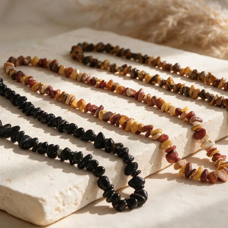 Collier pierres baroques et pépites, sur travertin