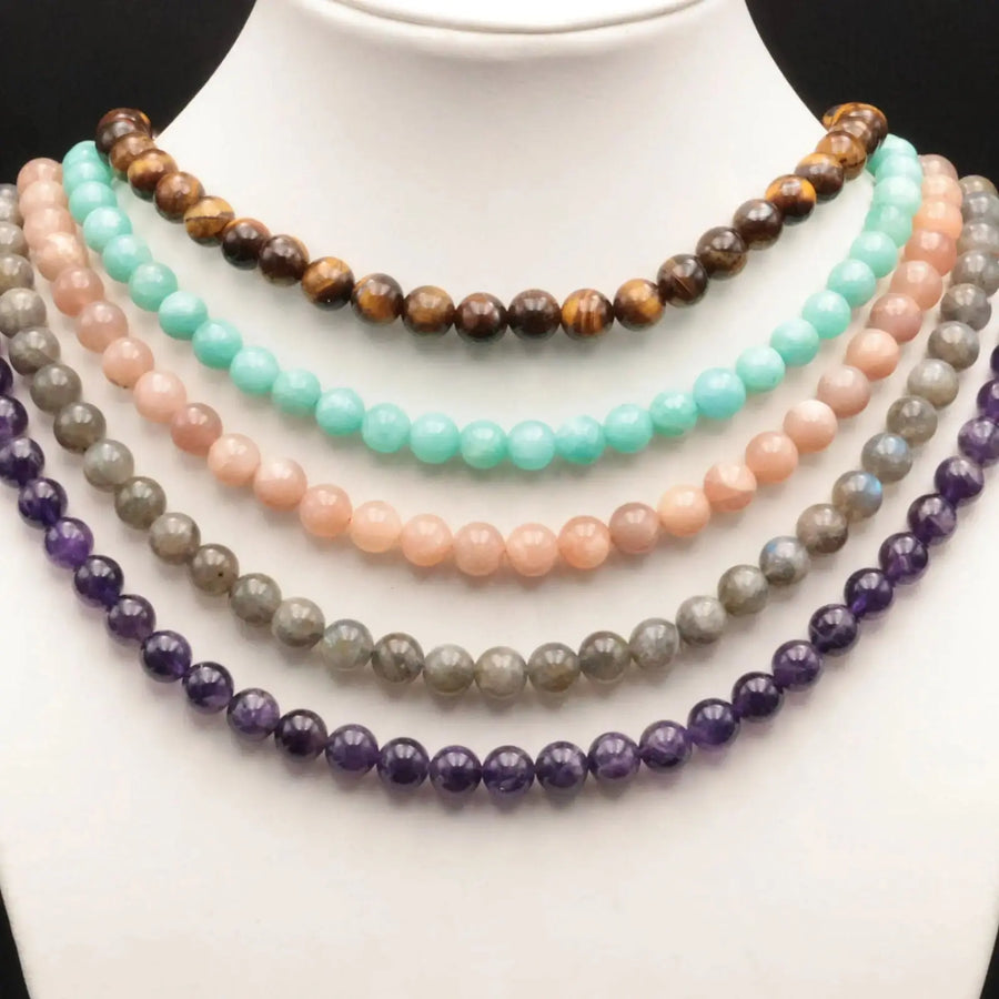 Collection de colliers en pierres naturelles rondes, montrant une variété de couleurs et de styles pour la lithothérapie et l'élégance quotidienne - La Pierre FR