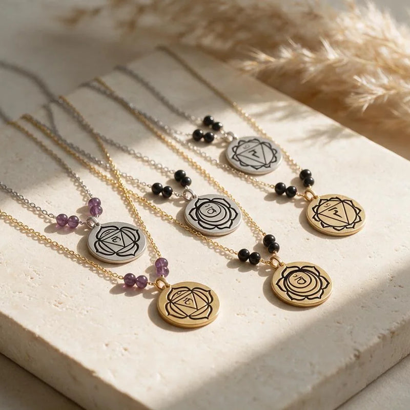 Collier chakra gravé avec pierre naturelle, sur travertin