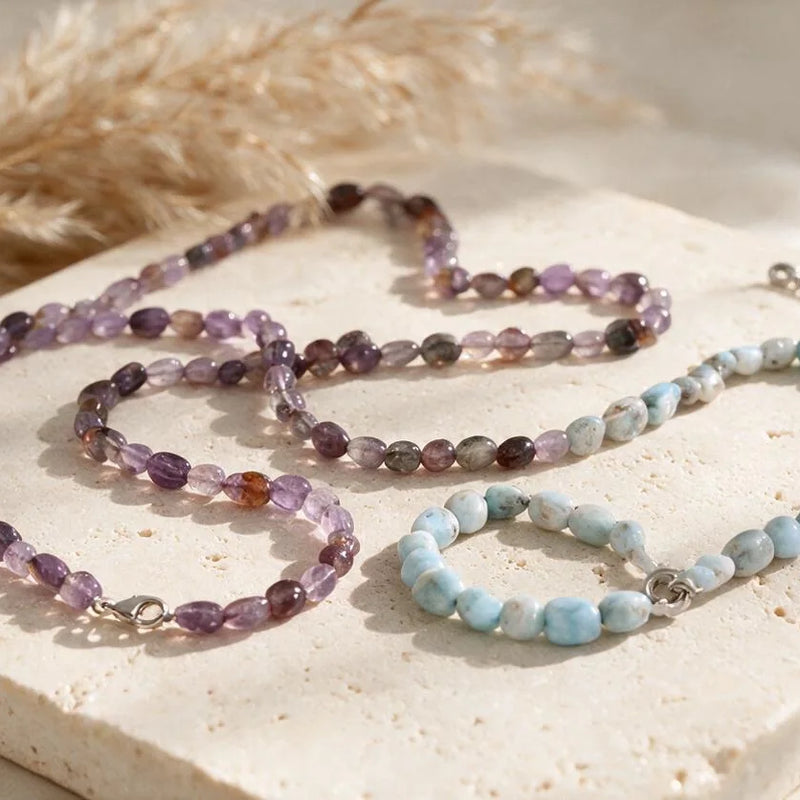 Collier pierres roulées, sur travertin