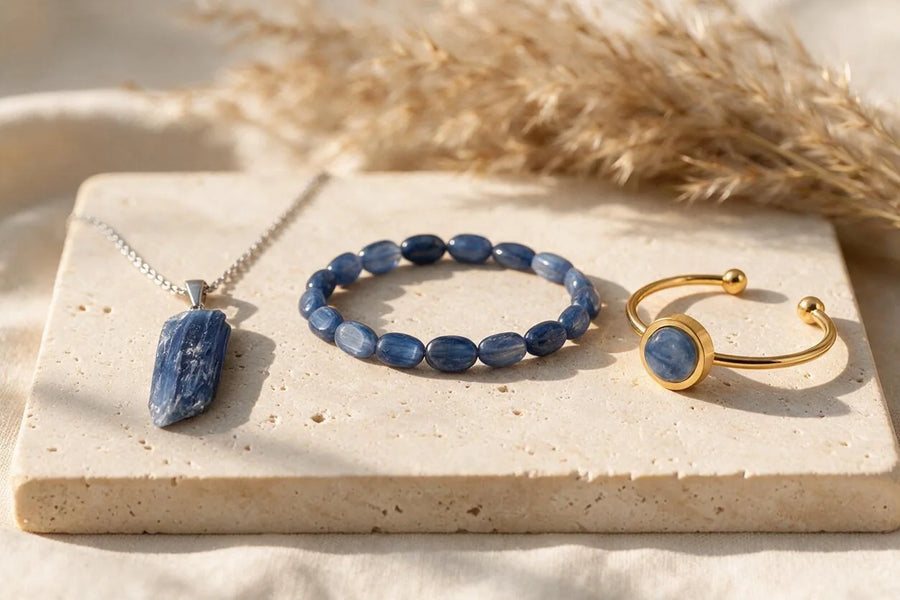 Pierre cyanite bleue naturelle, sur travertin