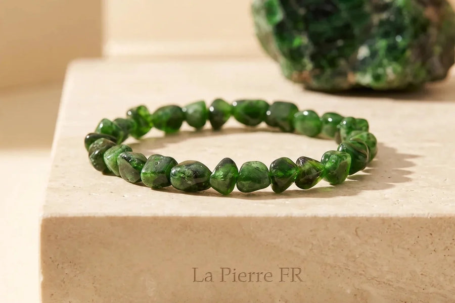 Pierre diopside naturelle, sur travertin