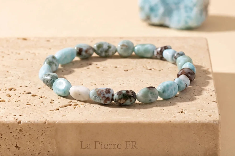 Pierre larimar naturelle, sur travertin