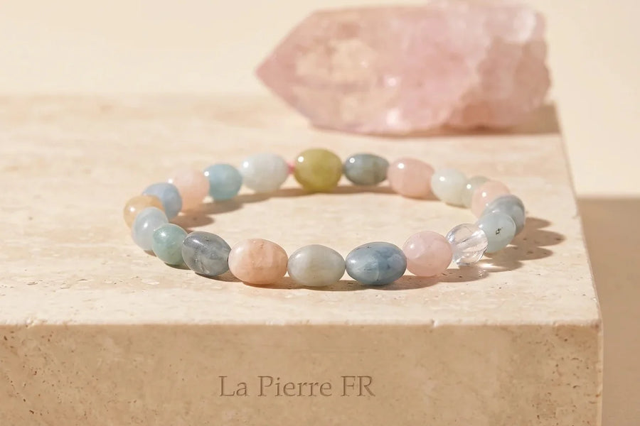 Pierre morganite naturelle, sur travertin