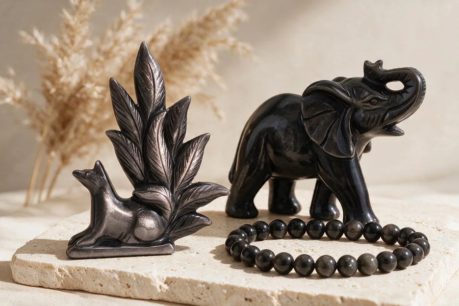 Obsidienne Argentée, pierre naturelle, sur travertin