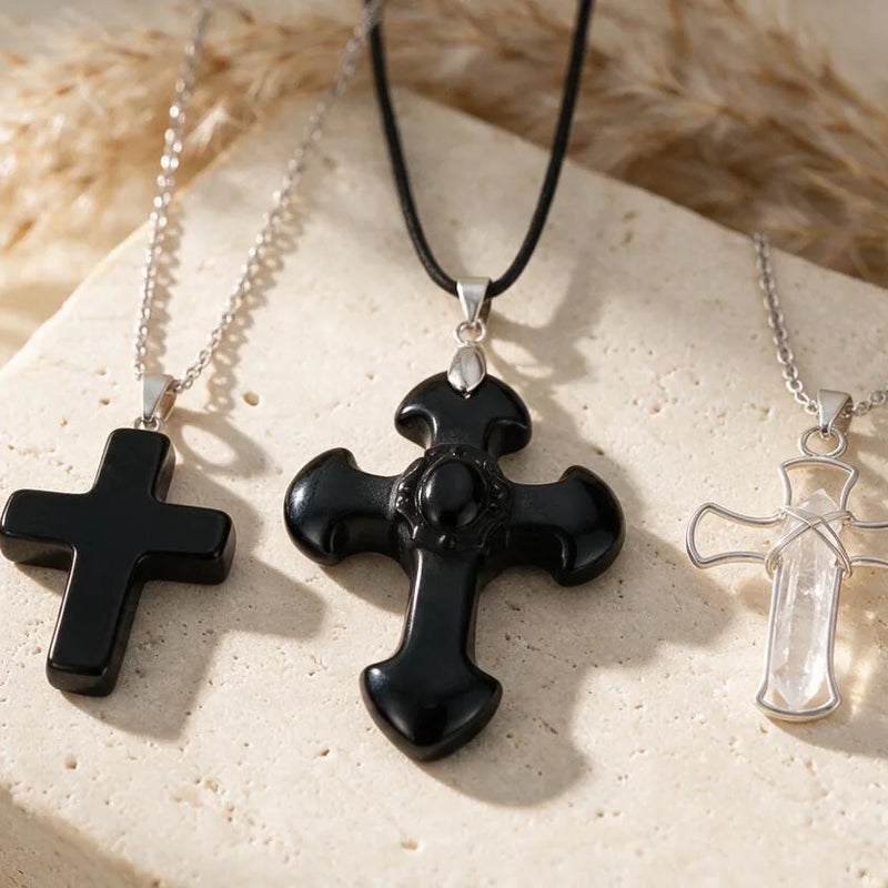 Pendentif croix en pierre naturelle, sur travertin