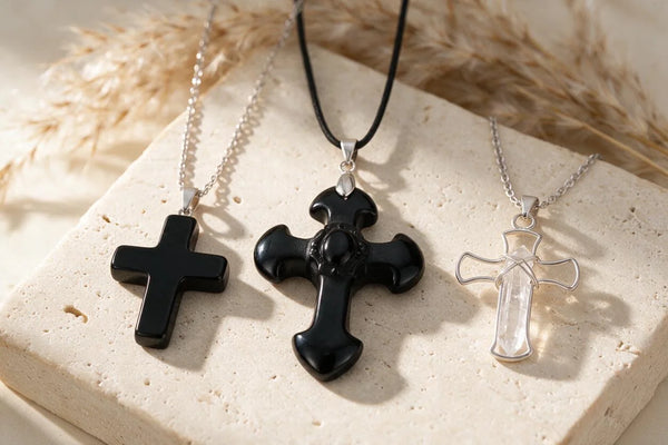 Pendentif croix en pierre naturelle, sur travertin