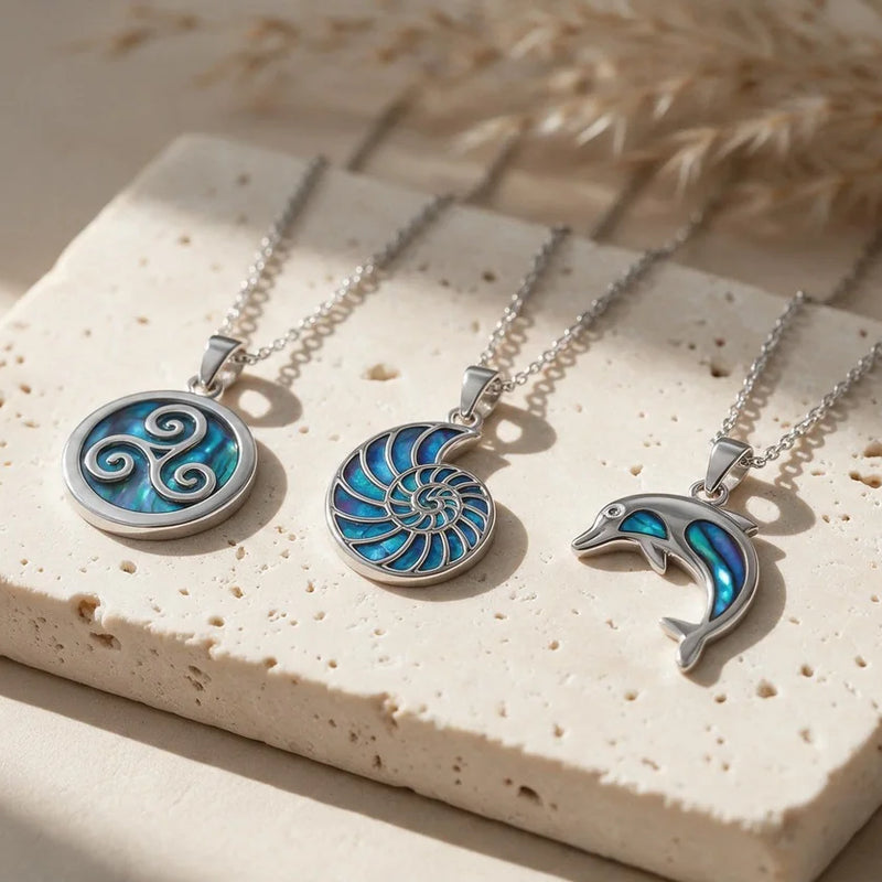 Pendentif nacre, collier en nacre bleue, sur travertin