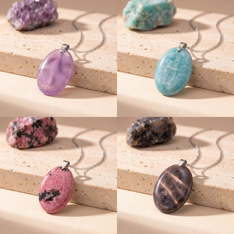 Pendentifs ovales en pierre naturelle sur chaîne : améthyste, amazonite, rhodonite et pierre de lune noire sur travertin