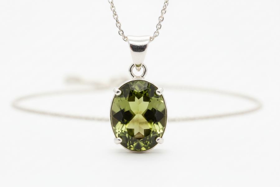 Pendentif en péridot naturel véritable monté sur argent 925 rhodié