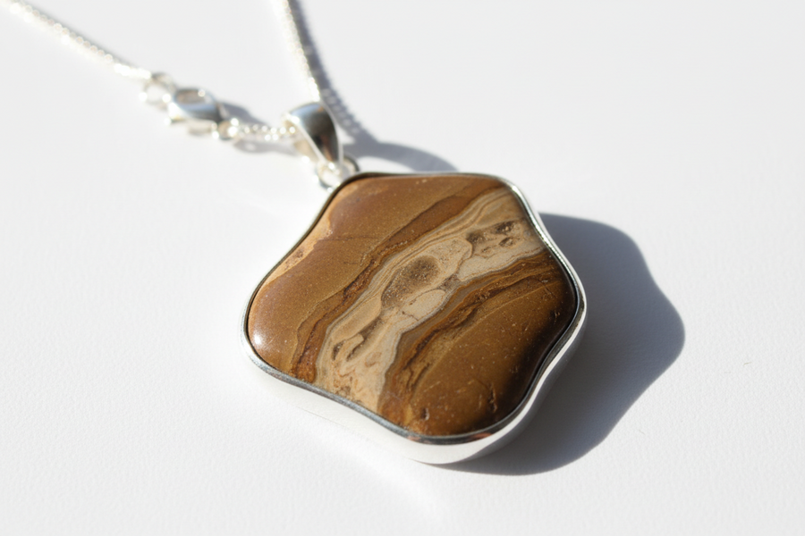 Pendentif en pierre marron naturelle véritable monté sur argent 925 rhodié