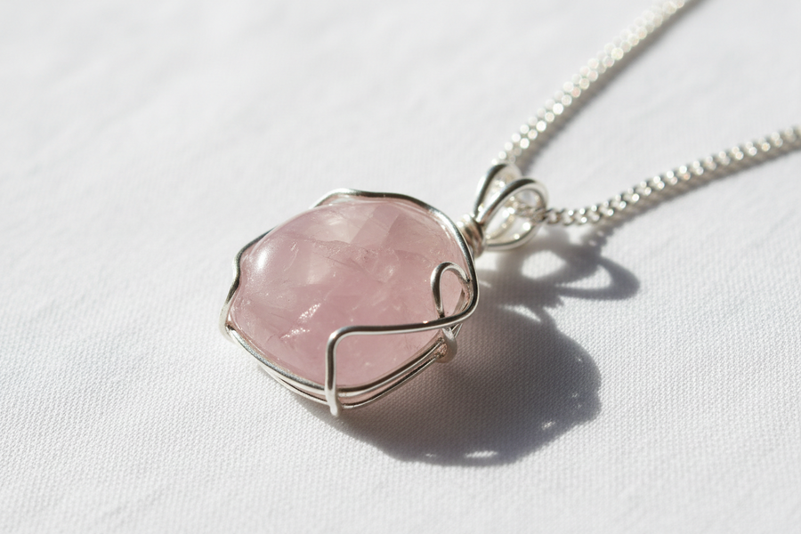 Pendentif en pierre rose naturelle véritable monté sur argent 925 rhodié