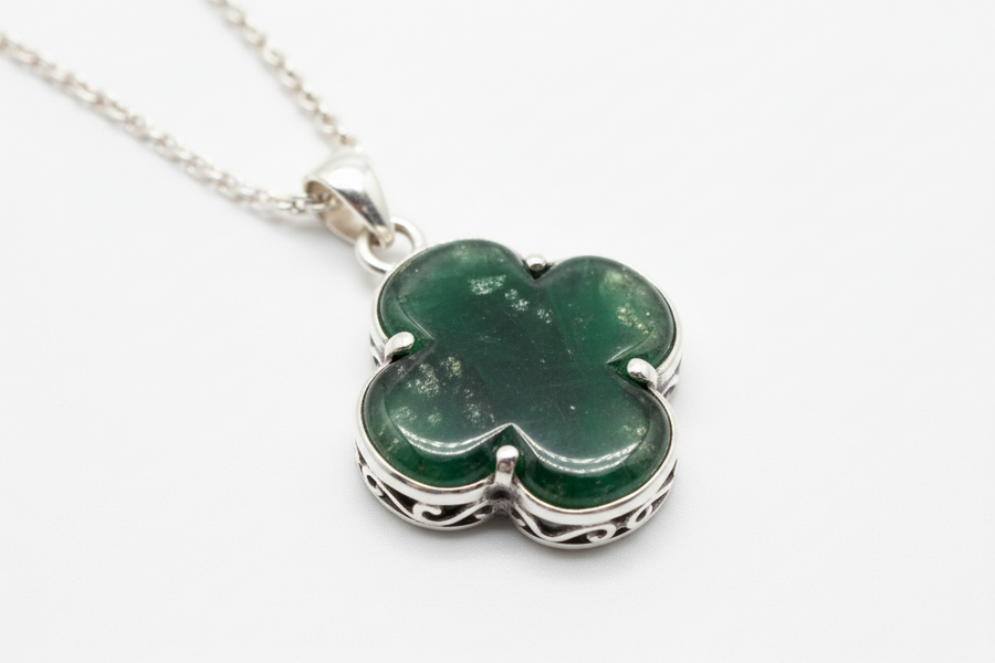 Pendentif porte bonheur en pierre naturelle véritable monté sur argent 925 rhodié